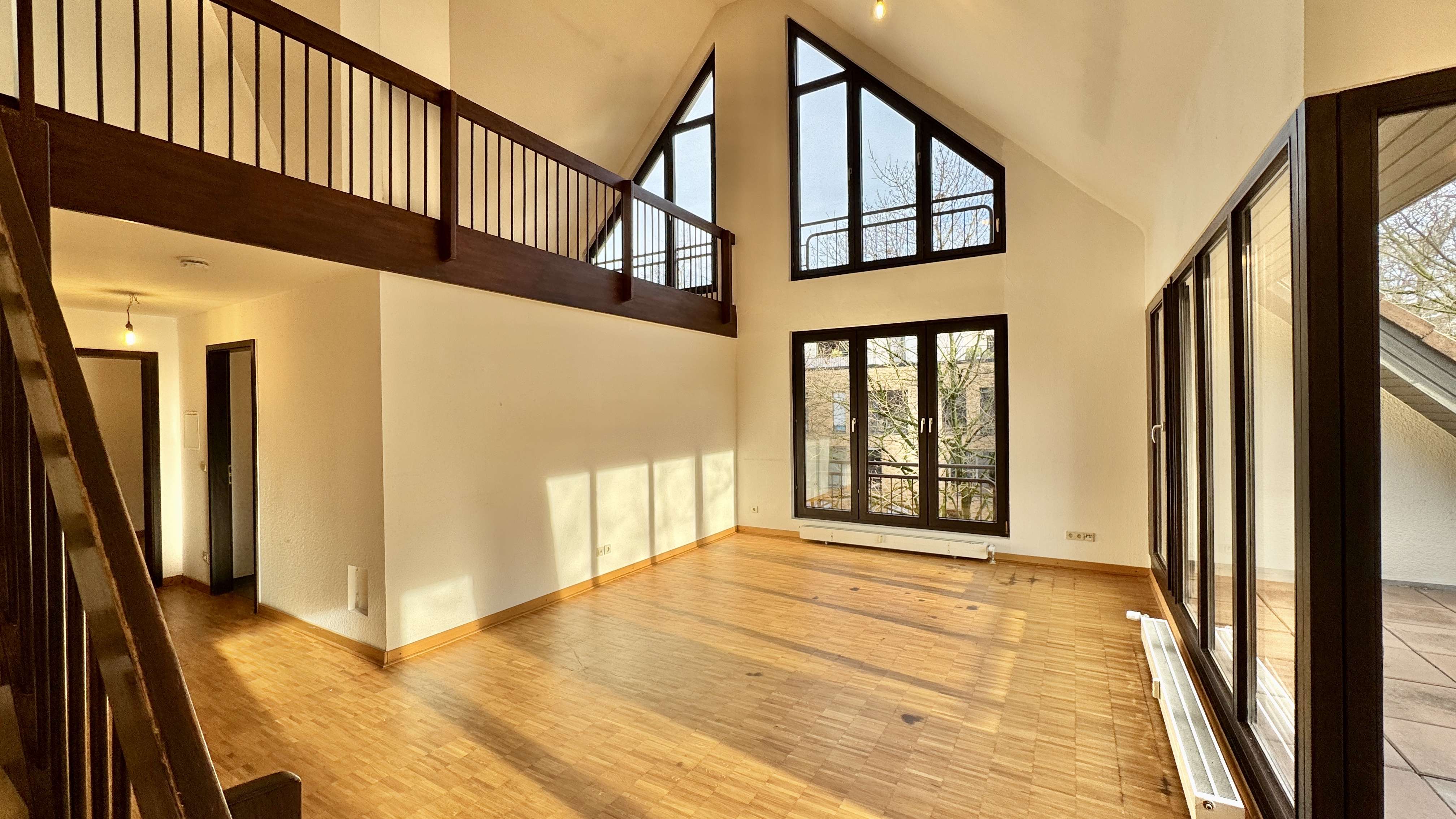 Großzügige Dachgeschoss-Maisonette-Galerie-Wohnung mit 4 Zimmer / 2 Balkone / renovierungsbedürftig, Düsseldorf – Bild 4