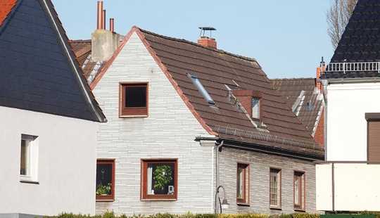 Bild von Einfamilienhaus mit Terrasse und Garage – Wohnen mit Komfort