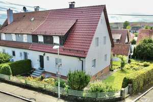 Charmante Doppelhaushälfte in Ulm-Einsingen – viel Platz für Familien mit Modernisierungspotenzial – Die vollständige Adresse der Immobilie erhältst du vom Anbieter., 89079 Einsingen, Ulm – Vorschaubild 2