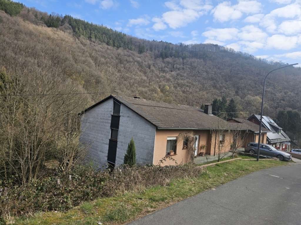 Immobilie in Simmerath - Freistehendes Zweifamilienhaus und Garage in ruhiger Lage - Bild 2