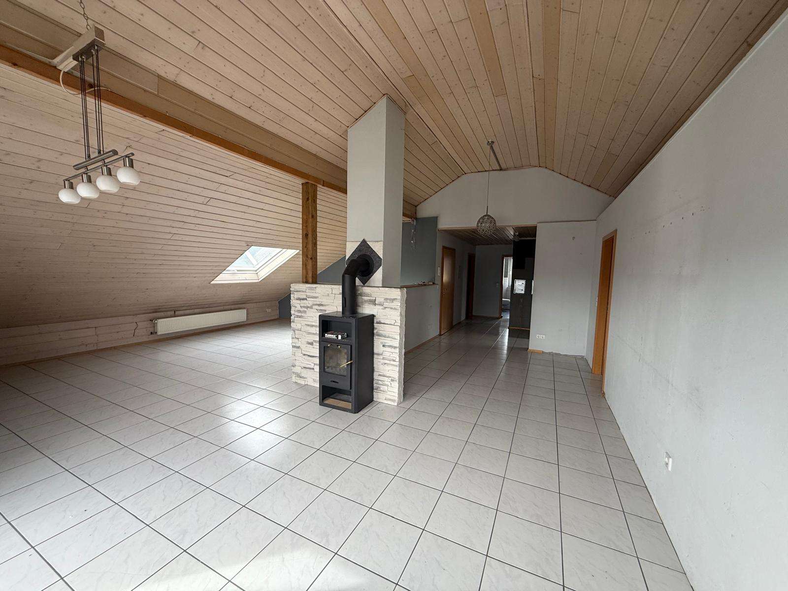 Immobilie in Walzbachtal - Attraktive, 4-Zimmer-Dachgeschoßwohnung mit Garage, Gartenanteil, Hobbyraum - Bild 6