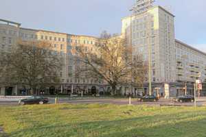 Provisionsfrei! Bezugsfreie 3-Zimmer-Wohnung in den historischen Stalinbauten am Strausberger Platz – Berlin – Vorschaubild 1