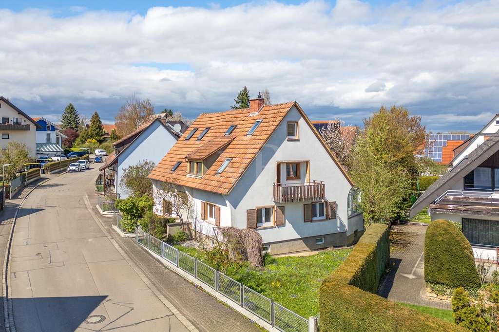 Immobilie in Schallstadt - Charmantes Einfamilienhaus mit Einliegerwohnung und großem Garten – viel Raum für Ihre Wohnideen - Bild 1