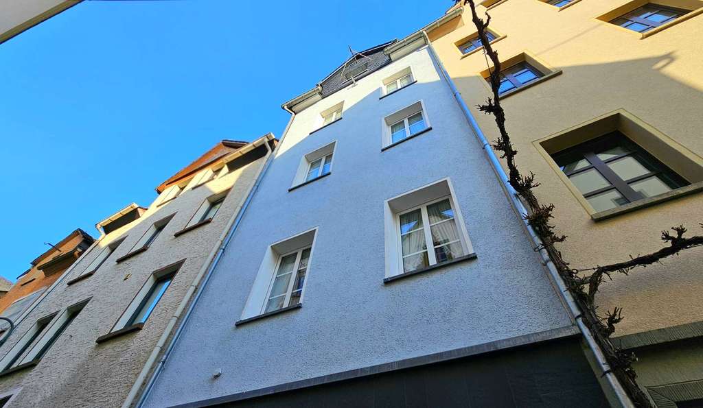 Immobilie in Zell (Mosel) - Moseltypisches Stadthaus in der Zeller Altstadt mit 2 Terrassen und Blick auf die Weinberge - Bild 1