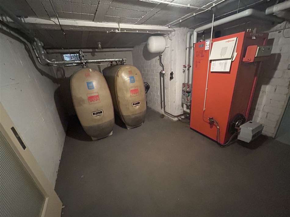 Öltank und Technik