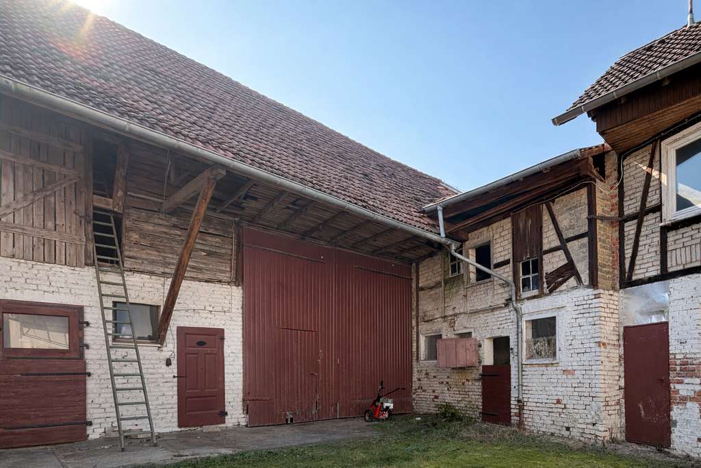 Immobilie in Butzbach - Charmantes Einfamilienhaus mit Scheune und großem Hof in zentraler Lage von Butzbach - Bild 2