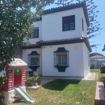 Großzügige Villa mit 4 Schlafzimmern in Los Gallos, nur 3 km vom Strand entfernt