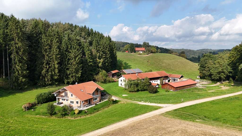 Immobilie in Haiming - Einzigartiger Pferdehof in traumhafter Alleinlage – Naturparadies mit Wiesen, Wald und Pferdehaltung - Bild 1