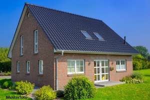Freistehendes Einfamilienhaus mit Garten und Garage