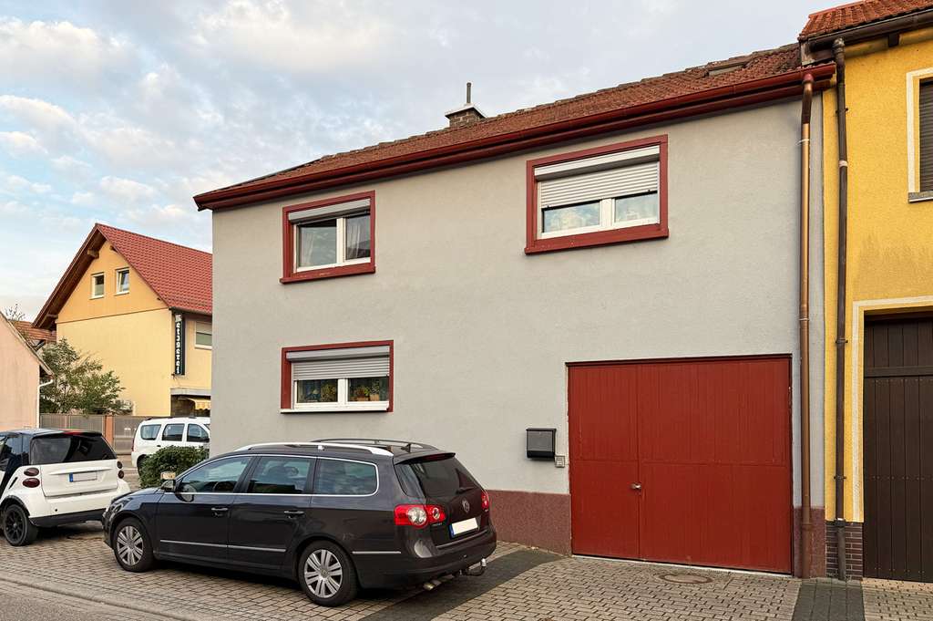 Immobilie in Oberhausen-Rheinhausen - Familienidylle in Oberhausen – Haus mit Garten, Terrasse & viel Potenzial - Bild 1