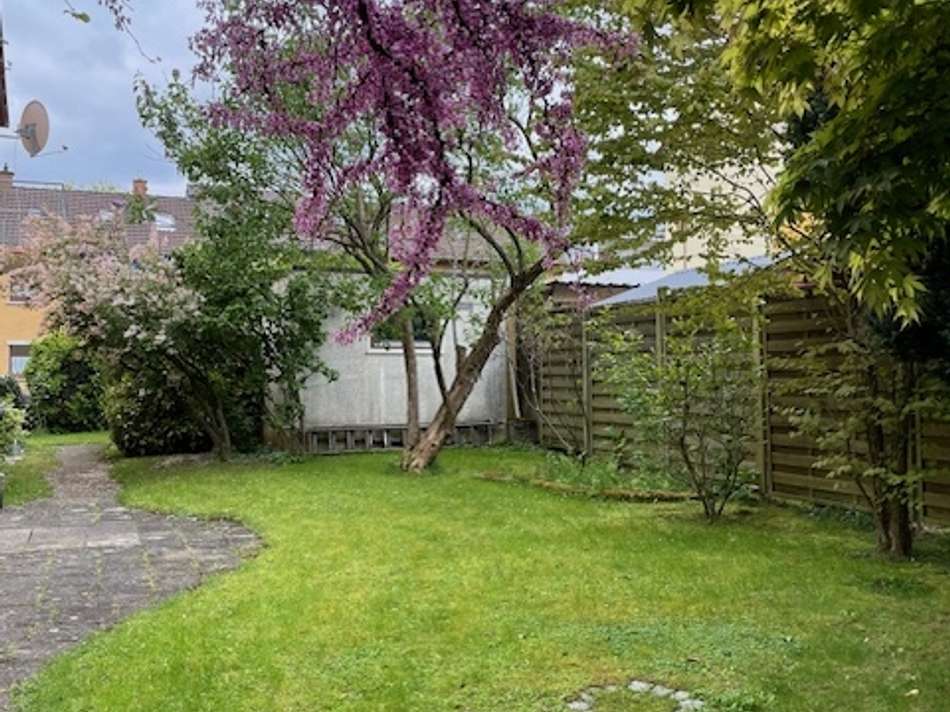 Blick vom Garten zur Garagenrü