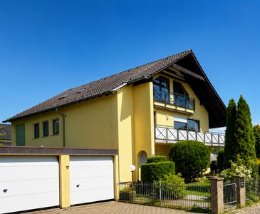 Großzügiges ruhig gelegenes Zweifamilienhaus mit Weitblick, liebevollem Garten + Privatverkauf