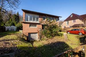BEREIT FÜR EIN NEUES KAPITEL: ARCHITEKTENHAUS IN GUTER LAGE. – Die vollständige Adresse der Immobilie erhältst du vom Anbieter., 22397 Wohldorf-Ohlstedt, Hamburg – Vorschaubild 2