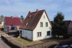 Familienhaus mit Garten, Garage, Werkstatt und viel Potenzial in Putbus – Die vollständige Adresse der Immobilie erhältst du vom Anbieter., 18581 Putbus – Vorschaubild 1