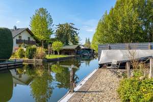 Bungalow in idyllischer Wasserlage und Privatsteg auf 869 m² Grundstück: Verkauf mit Nießbrauchrecht