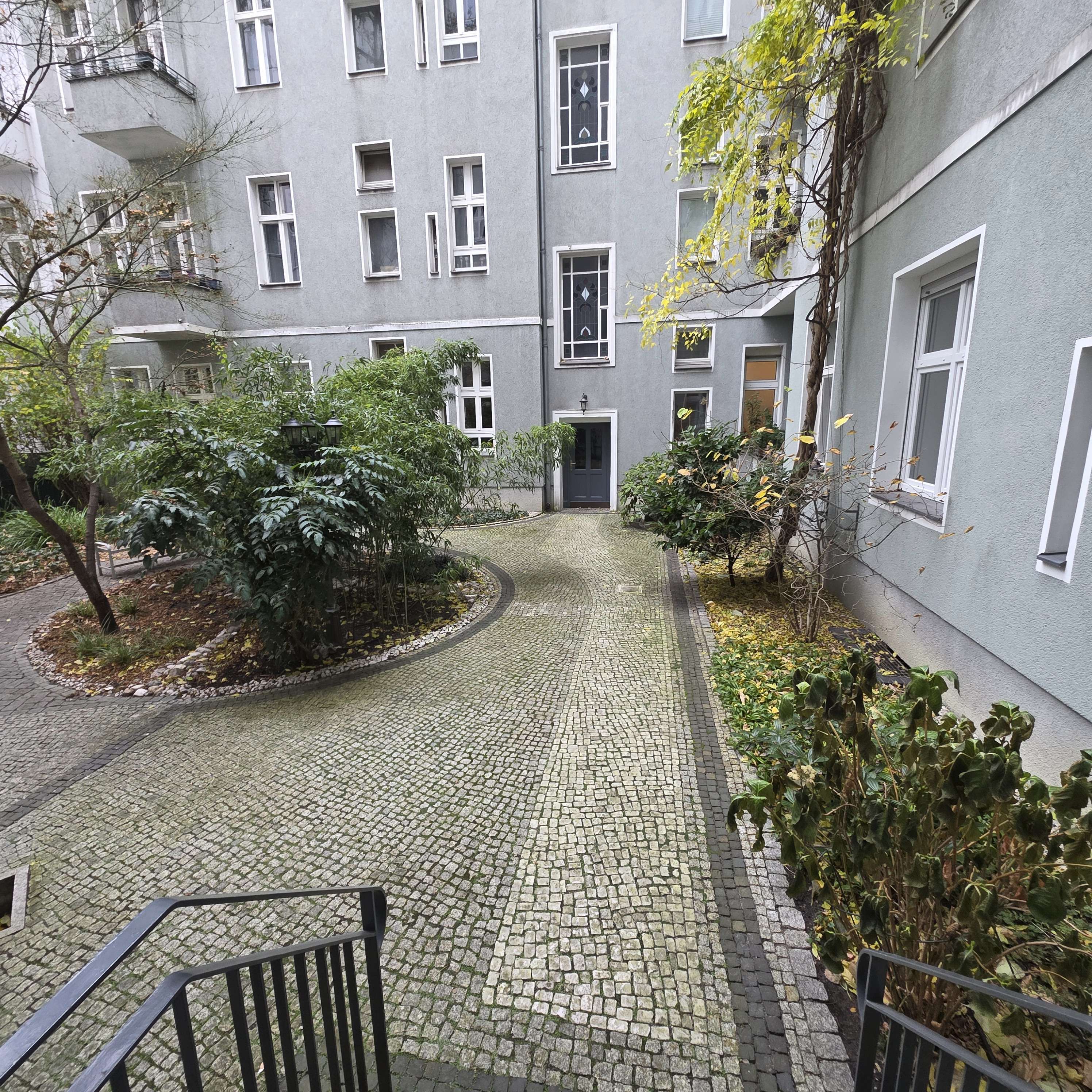 Ruhige Ku’damm-Lage: 4-Zimmer-Altbau mit Stuck, Dielen, Balkon & Aufzug, renovierungsbedürftig, Berlin – Bild 3