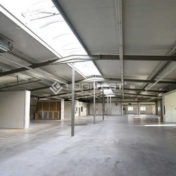 Mehrstöckige Lagerfläche mit Büroanteil