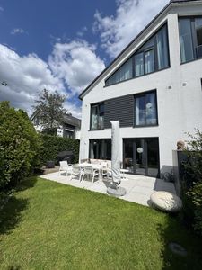 Moderne und neuwertige Architektenhaushälfte mit Sauna, Garten und 5 Zimmern mit Premium-Ausstattung