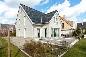Modernes Einfamilienhaus mit offenem Wohnkonzept und sonnigem Garten