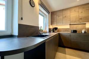 HOCHWERTIGES REIHENENDHAUS MIT GARTEN UND ÜBERDACHTER TERRASSE - PV-ANLAGE - GARAGE - FERNWÄRME – Burgkirchnerstraße 119, 84489 Burghausen – Vorschaubild 7