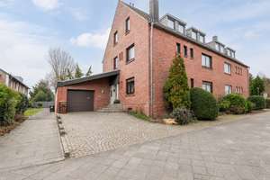 Kapitalanlage mit Perspektive: 
Gepflegtes Dreifamilienhaus mit zwei Garagen 
in zentraler Lage vo – Die vollständige Adresse der Immobilie erhältst du vom Anbieter., 41065 Lürrip, Mönchengladbach – Vorschaubild 1