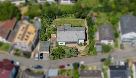 Bild von Jung & Kern Immobilien - Großzügiges Zweifamilienhaus auf traumhaftem Grundstück