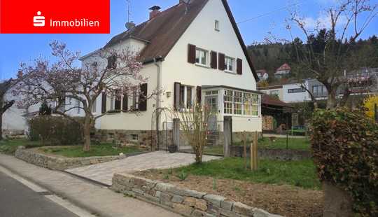 Bild von Kleines Einfamilienhaus mit großem Garten und kleiner Scheune