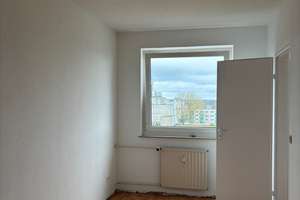 Helle 3-Zimmer-Wohnung mit Loggia in Kiel – Helsinkistraße 8, 24109 Mettenhof, Kiel – Vorschaubild 3