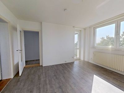 HELLE 2-Zimmer-Wohnung mit BALKON und EINBAUKÜCHE