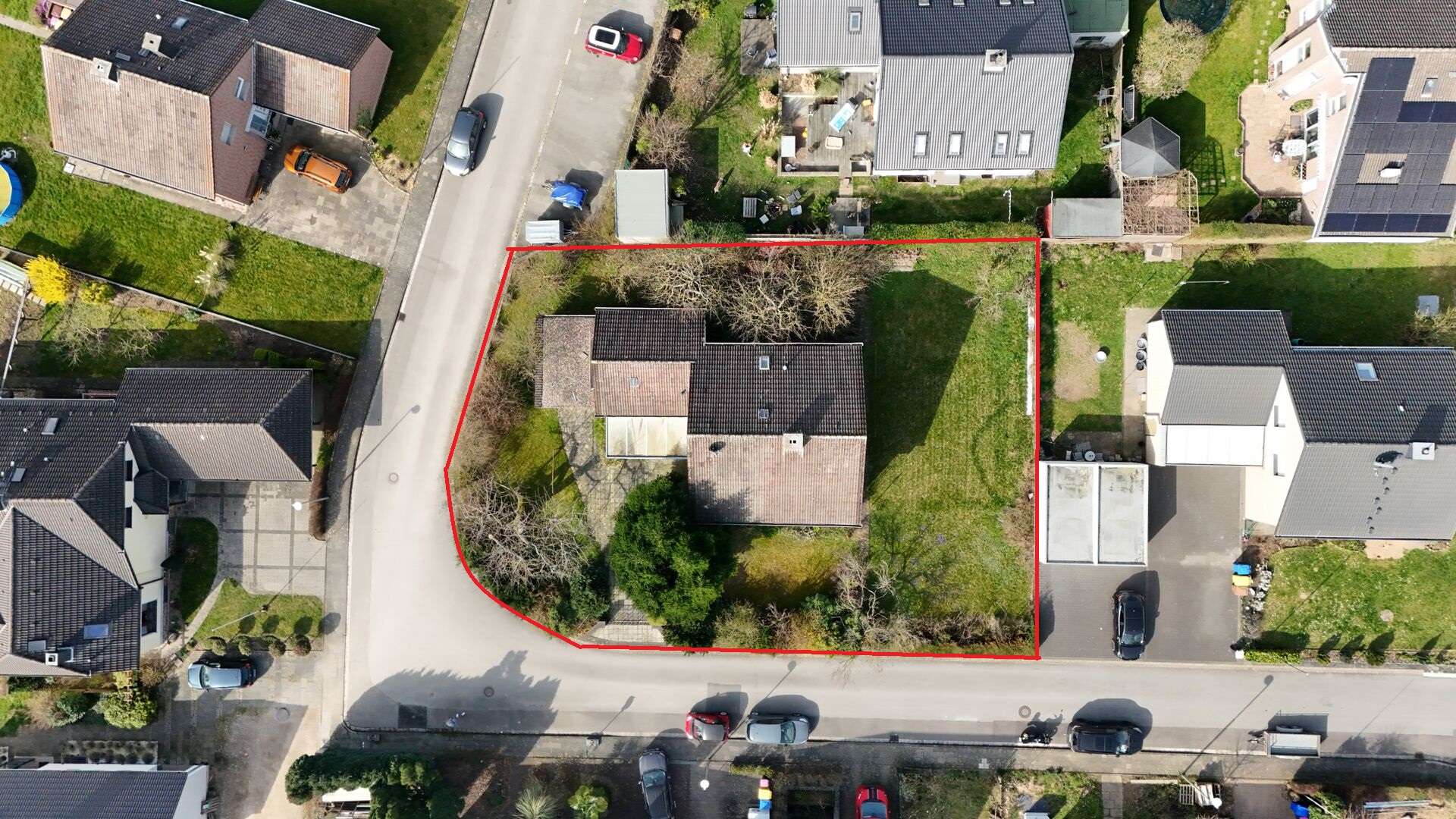 Freistehendes Einfamilienhaus zur Sanierung auf großem Grundstück in Rosellen, Neuss Rhein Kreis – Bild 1