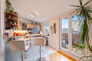 Dachgeschosswohnung mit großem Sonnenbalkon & Weitblick über Freiburg – ruhige Hinterhauslage – 79102 Oberau, Freiburg im Breisgau – Vorschaubild 3