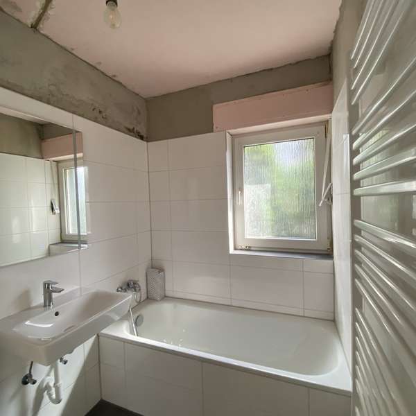 *** frisch renovierte 3-Zimmer-Wohnung - Echtholzparkett - Süd/West Balkon - Naturgarten ***