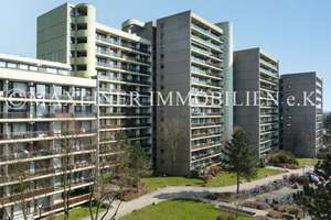 Ein freies 1-Zimmer-Apartment und ein vermietetes 1-Zimmer-Apartment, jeweils mit Balkon