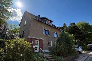 Attraktives Zweifamilienhaus mit Potenzial in zentraler Lage von Hausberge - Renovierungsbedürftig