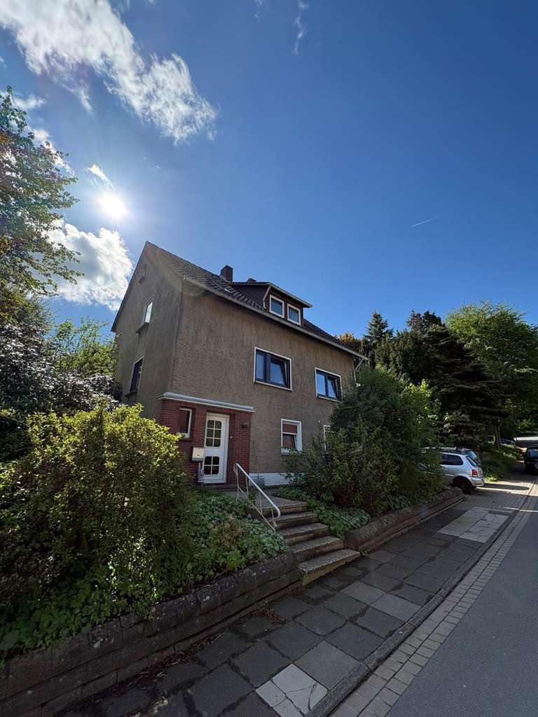 Immobilie in Porta Westfalica - Attraktives Zweifamilienhaus mit Potenzial in zentraler Lage von Hausberge - Renovierungsbedürftig - Bild 0