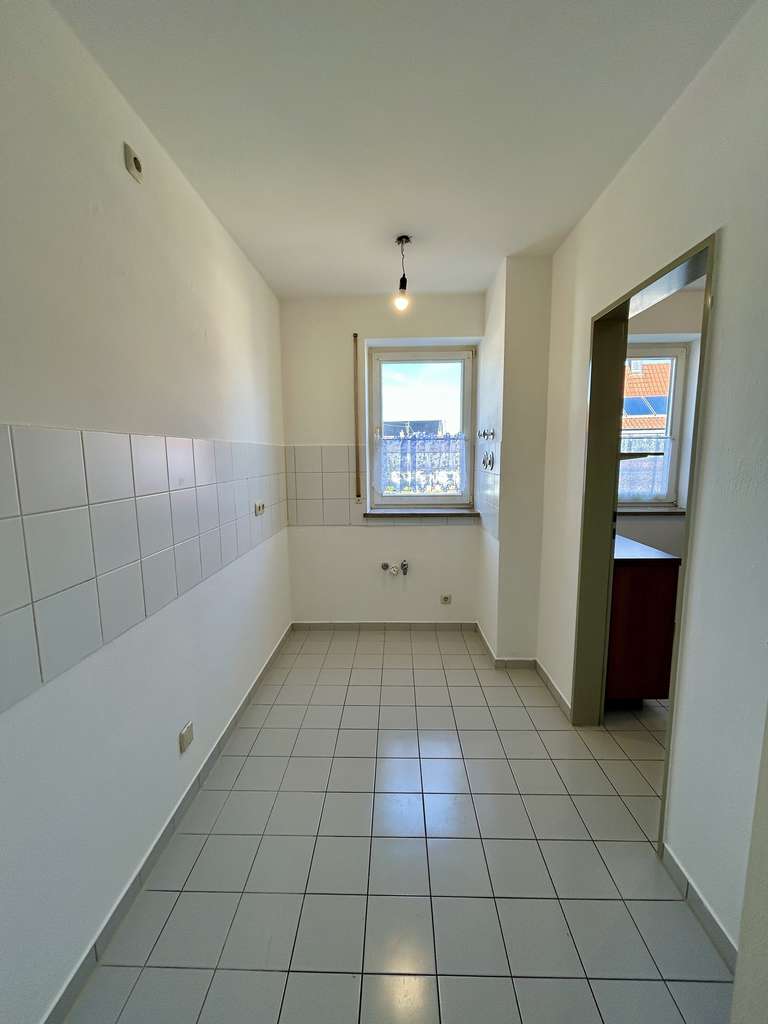 Immobilie in Burgau - Freundliche, helle Etagenwohnung mit Sonnenbalkon & TG-Stellplatz  - Bild 2