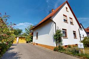 Viel Platz für die Familie - großzügiges 1- bis 2-Familienhaus mit Doppelgarage – Die vollständige Adresse der Immobilie erhältst du vom Anbieter., 67376 Harthausen – Vorschaubild 1