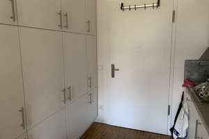 Hochparterre: Gepflegtes, möbliertes 1-Zimmer-Apartment mit Balkon, Küche und Tiefgaragenstellplatz – 60486 Gallus, Frankfurt am Main – Vorschaubild 4