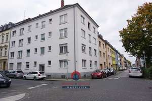 KREFELD: SCHÖNE 3-ZIMMERWOHNUNG - ZENTRAL GELEGEN - MIT EINBAUKÜCHE, BALKON & PARKETTBODEN