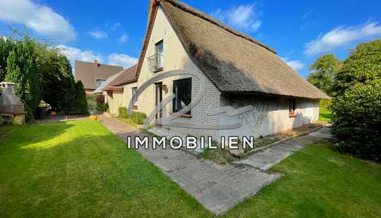 Bild von Freistehendes Reetdachhaus + Anbau auf Baugrundstück für ein Doppelhaus mit ca.232m² Wfl.