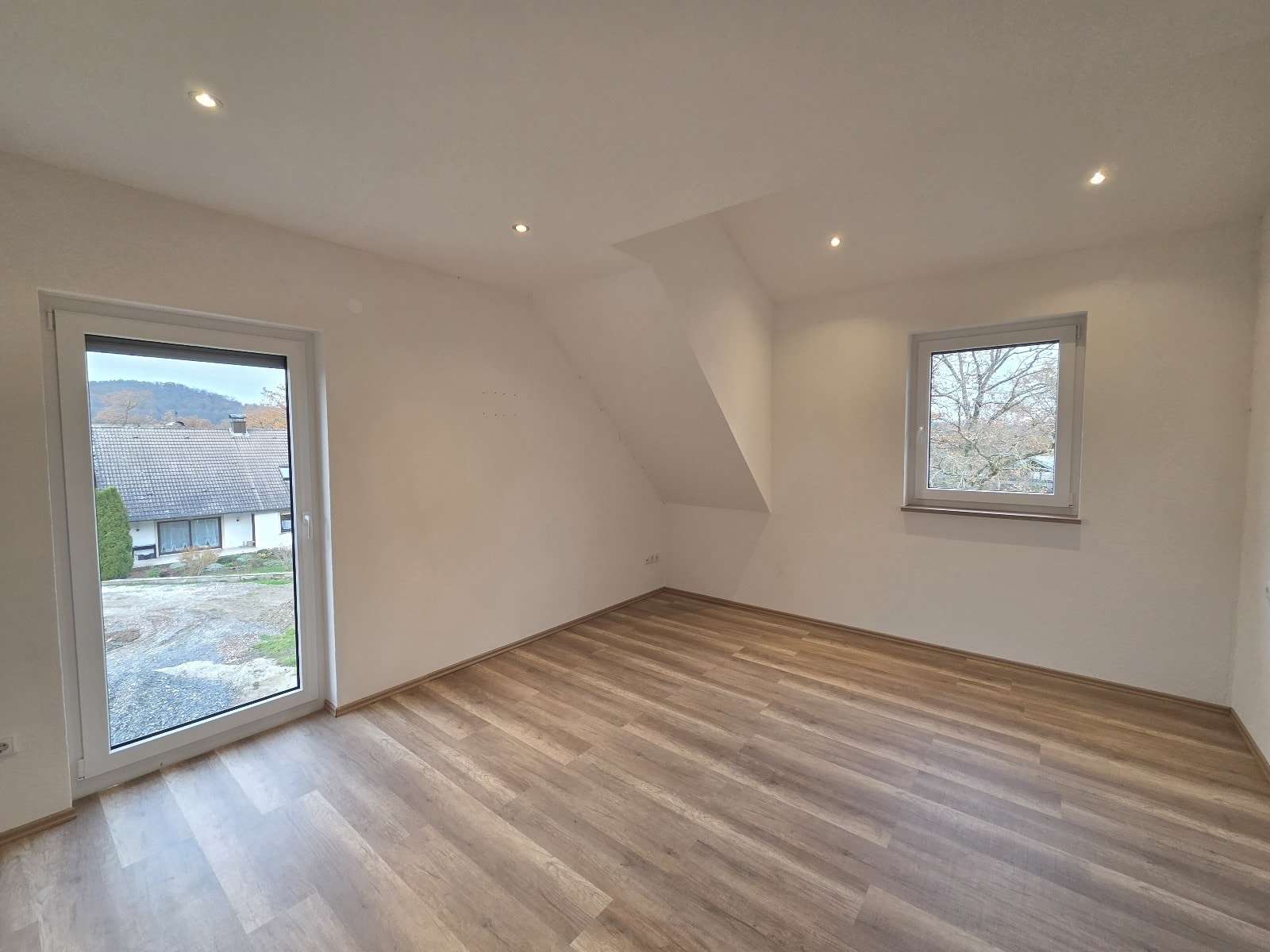 Immobilie in Rauhenebrach - Junges und großes EFH in ruhiger, sonniger Siedlungslage (Wfl. 220 m² / Grund 949 m²) mit Doppelg - Bild 16