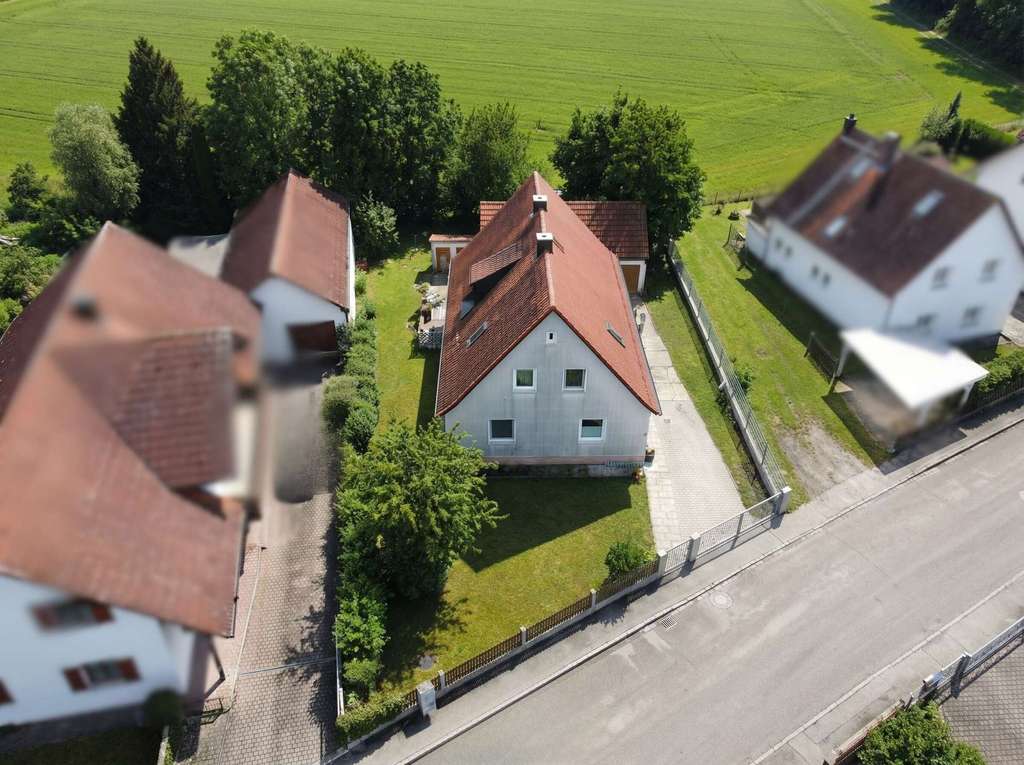 Immobilie in Freising - Mehr Raum. Mehr Grund. Mehr Möglichkeiten - EFH im Grünen mit Entwicklungspotenzial in Attaching - Bild 0