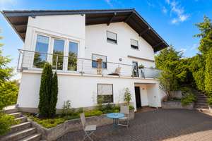 Attraktives Vierfamilienhaus mit Doppelgarage – Solide Kapitalanlage in naturnaher Wohnlage