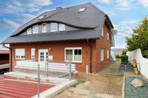 Eventhalle im Gewerbegebiet. Große Halle u. großes Wohnhaus mit Garten, Parkplätzen und Garagen – Goslar (Kreis) – Vorschaubild 2