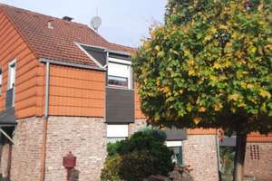 Gemütliche DHH mit Garage, Baujahr 1985, in angenehmer, ruhiger Lage nahe Broichbachtal – Osterfeldstrasse 104, 52477 Alsdorf – Vorschaubild 1