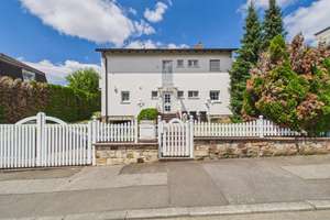Ein Zuhause mit wahrem Charakter: Großzügiges Familiendomizil mit Gartenidylle mitten in Wiesbaden