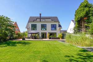 Wittlaer: Freistehende, exklusive Villa aus 2022 mit energieeffizienter Gebäudetechnik in Rheinlage