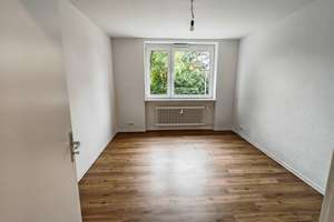 Frisch modernisiert! Ruhige & günstige 3-ZKB mit Balkon am Waldrand in Oberursel-Nord – Die vollständige Adresse der Immobilie erhältst du vom Anbieter., 61440 Oberursel (Taunus) – Vorschaubild 2