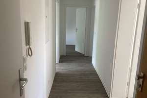 Geräumige 3-Zimmer-Wohnung im Dachgeschoss mit Einbauküche – Narzissenweg 8, 37081 Weststadt, Göttingen – Vorschaubild 5