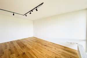 Komplettsanierung - alles neu! Helle 2,5-Zimmer-Wohnung mit großem Balkon! – München – Vorschaubild 4